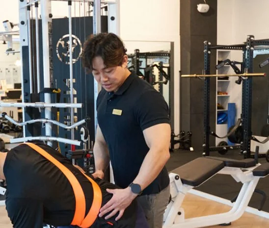 힘의터전 센터장 박준호 코치가 회원의 자세를 지도하는 모습
